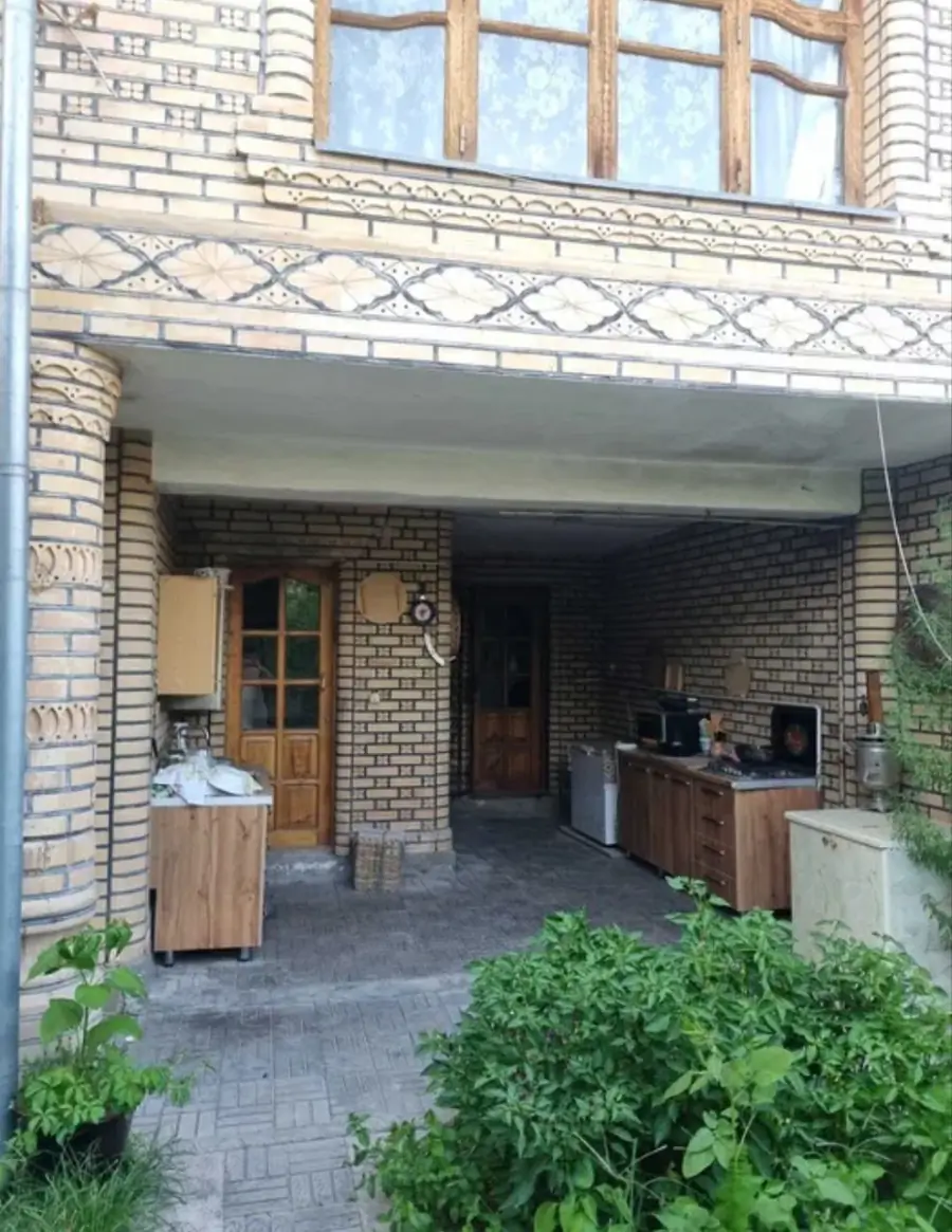 2-этажный дом − 240 м², 640 сот.