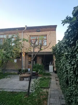 2-этажный дом − 240 м², 640 сот.