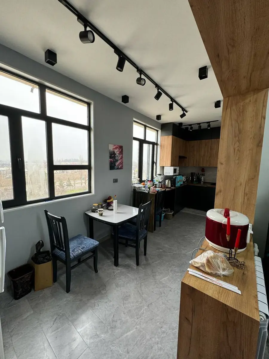 3 xonali kvartira sotiladi − 77 m²