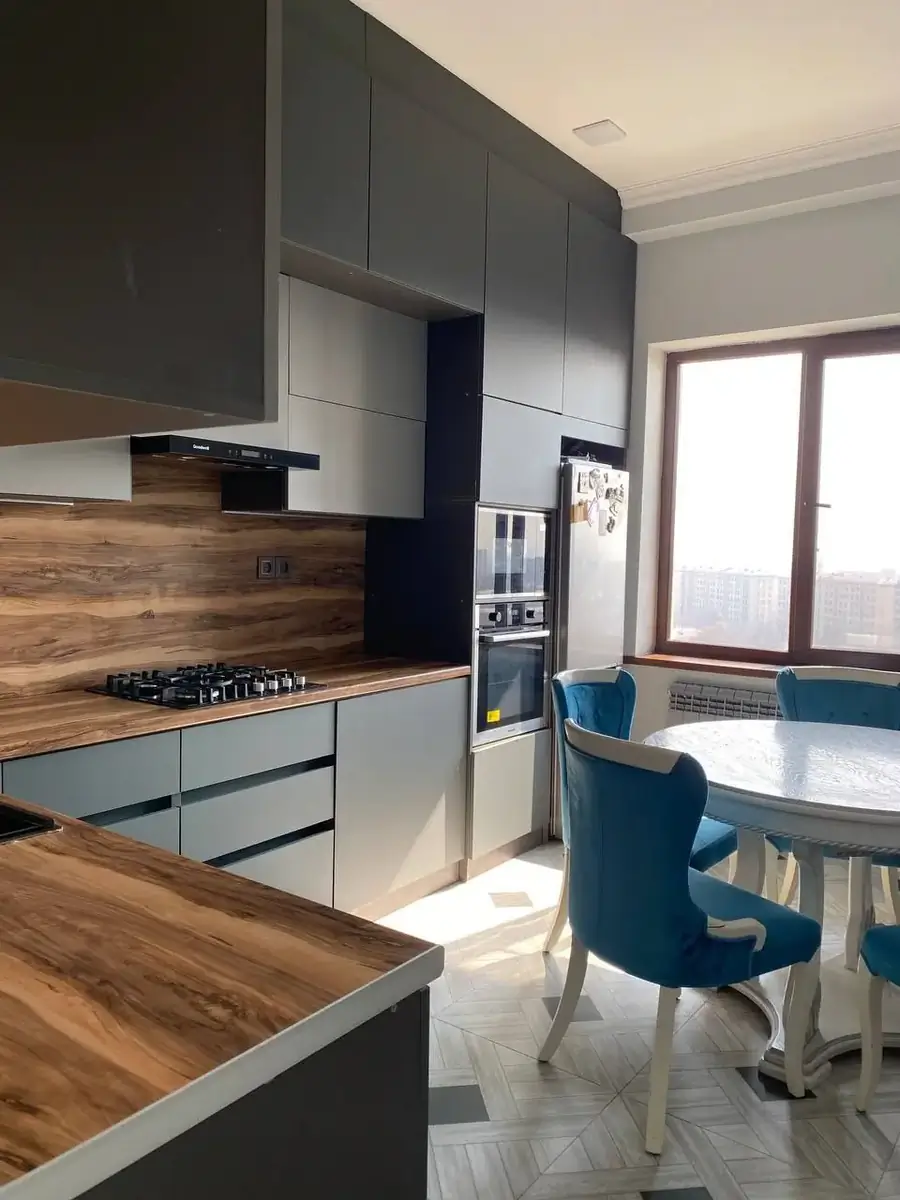 Продается 3-комнатная квартира − 102 м²