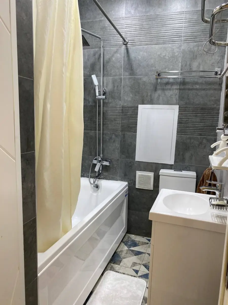 Продается 3-комнатная квартира − 102 м²