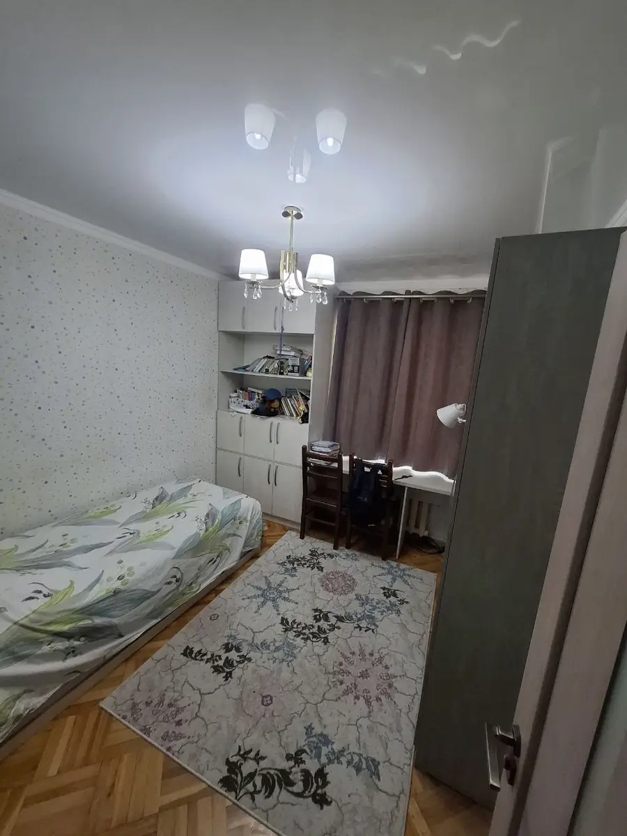 4 xonali kvartira sotiladi − 90 m²