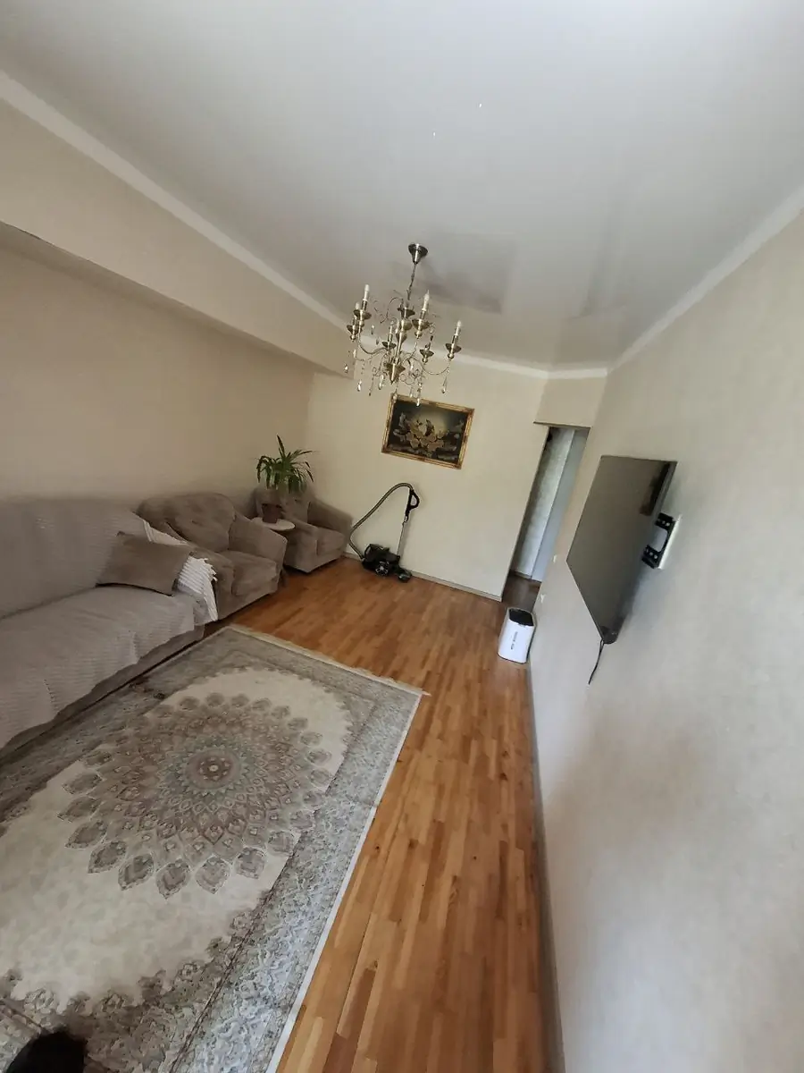 4 xonali kvartira sotiladi − 90 m²