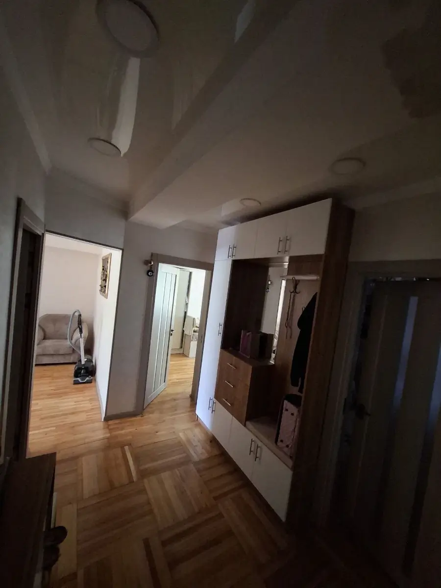 4 xonali kvartira sotiladi − 90 m²