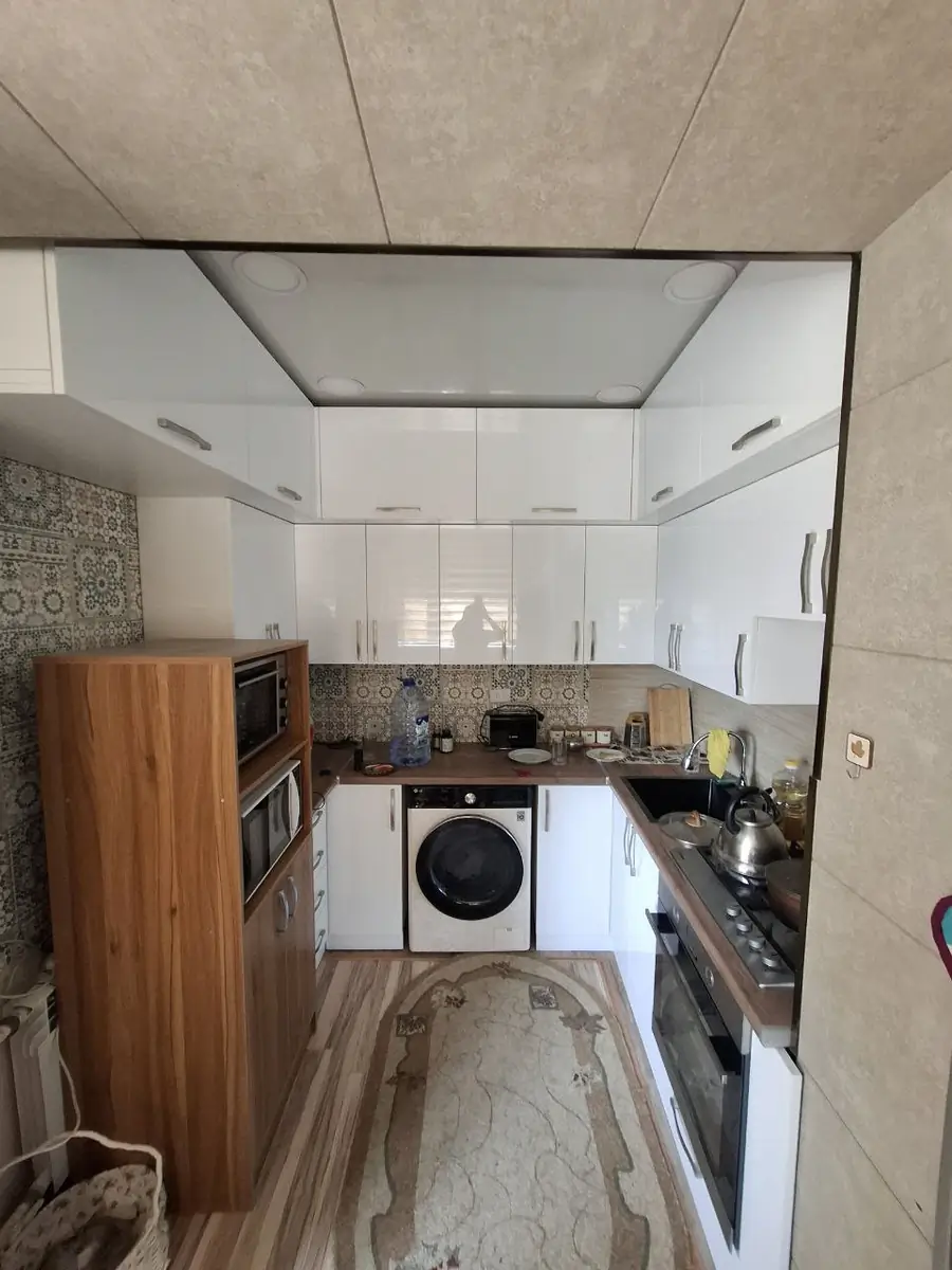 4 xonali kvartira sotiladi − 90 m²