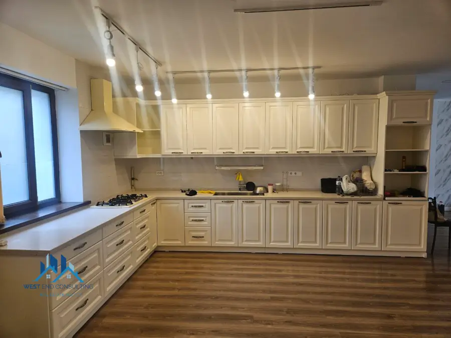 3 qavatli uy − 342 m², 4 sot. 