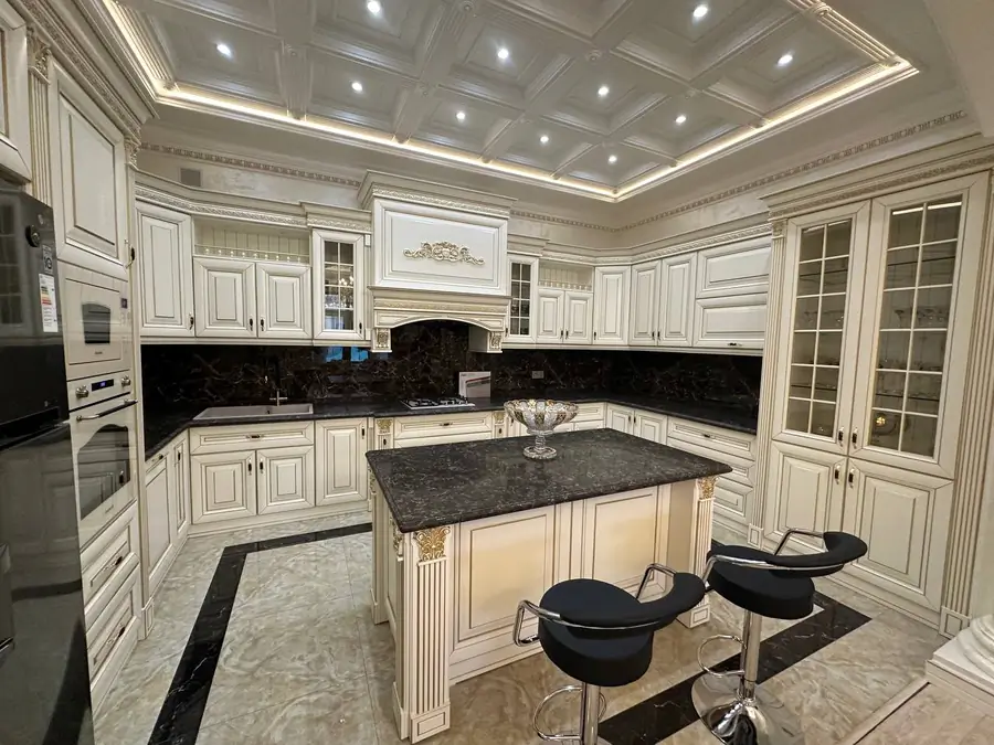 2-этажный дом − 600 м², 8 сот.