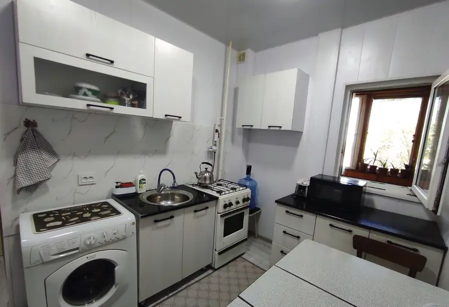 3 xonali kvartira sotiladi − 77 m²