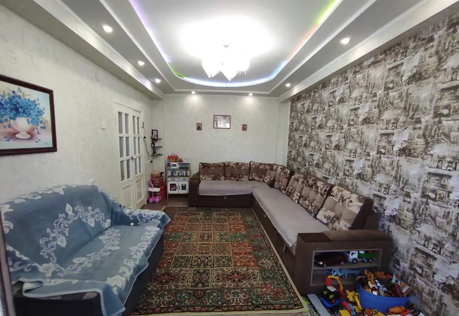 3 xonali kvartira sotiladi − 77 m²