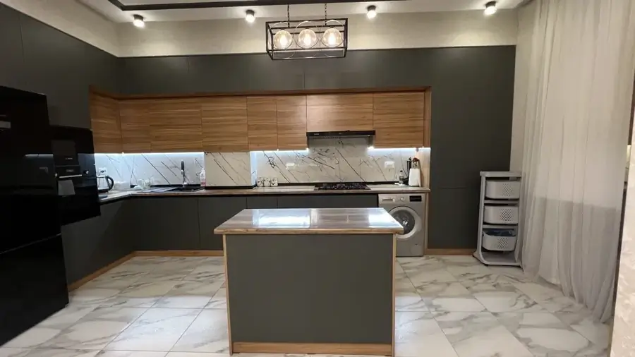 4 xonali kvartira sotiladi − 122 m²