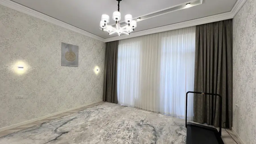 4 xonali kvartira sotiladi − 122 m²