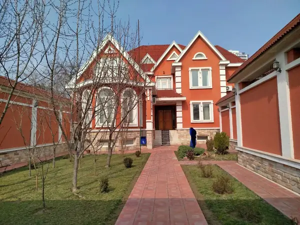 2-этажный дом − 625 м², 10 сот.