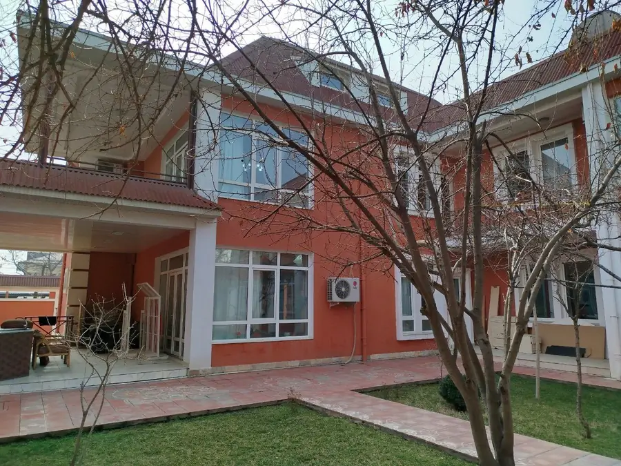 2-этажный дом − 625 м², 10 сот.