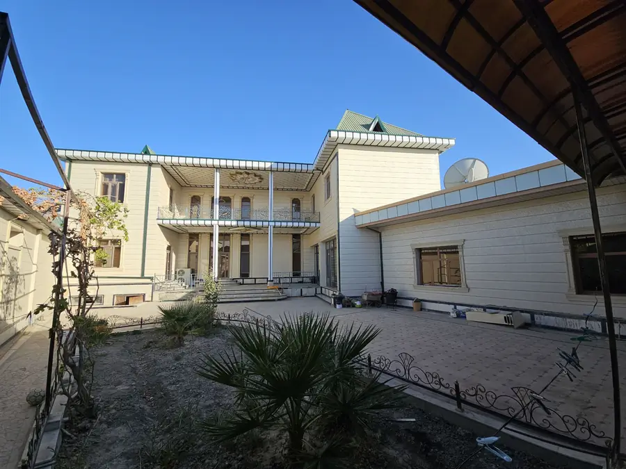 2 qavatli uy − 700 m², 7 sot. 