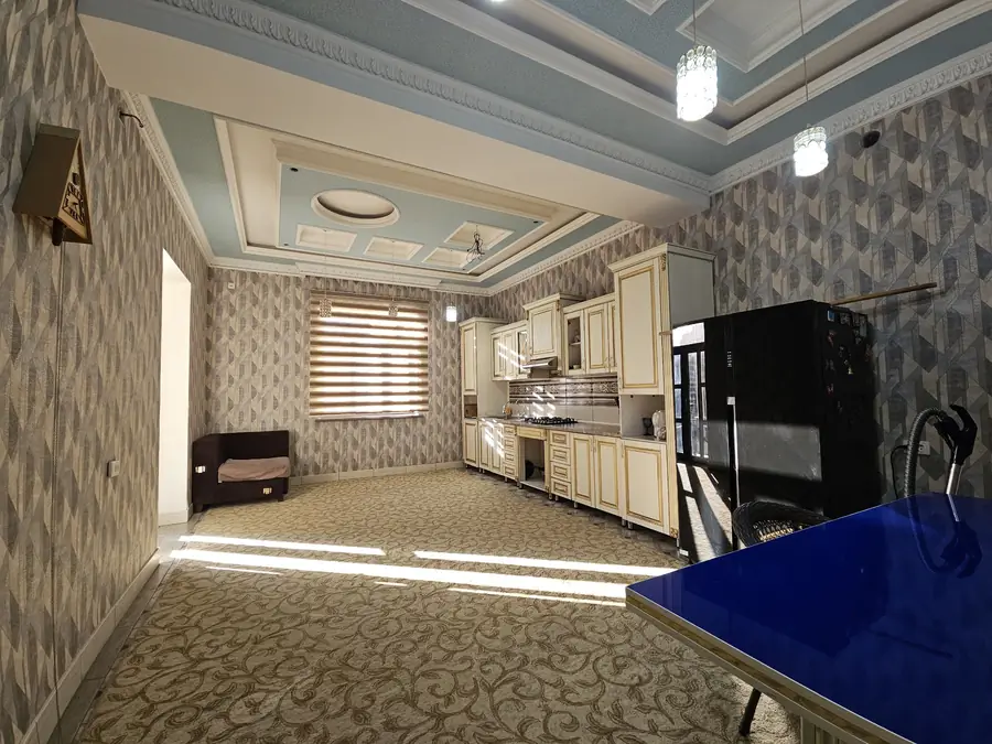 2 qavatli uy − 700 m², 7 sot. 