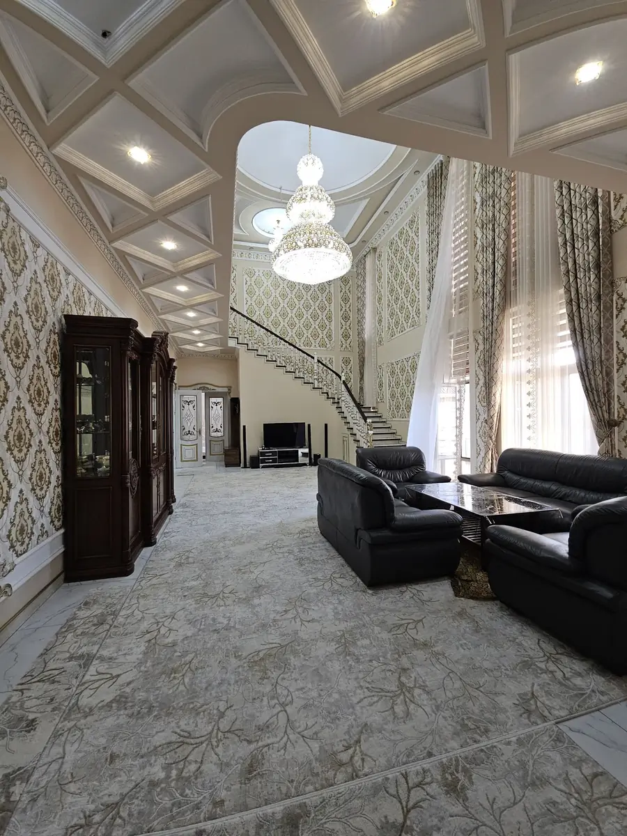 2 qavatli uy sotiladi − 700 m²