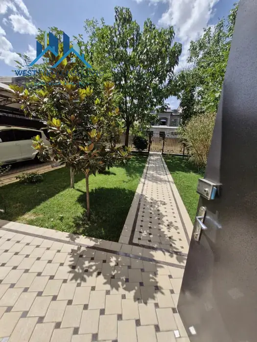 2 qavatli uy − 300 m², 5 sot. 