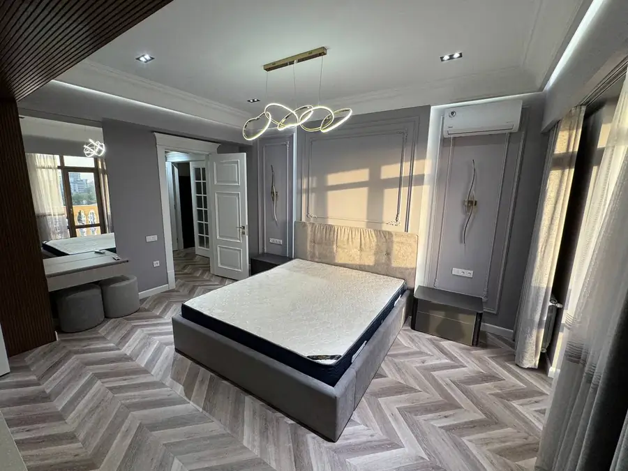 4 xonali kvartira − 220 m², 9/9 qavat