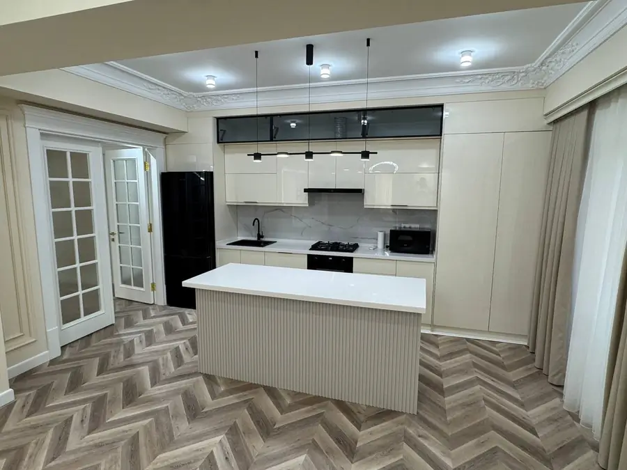 4 xonali kvartira − 220 m², 9/9 qavat