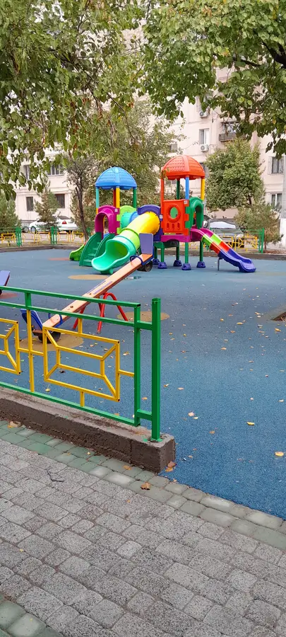 3 xonali kvartira sotiladi − 70.6 m²