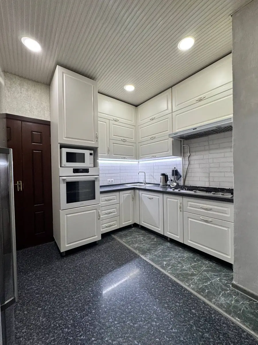 4 xonali kvartira sotiladi − 90 m²