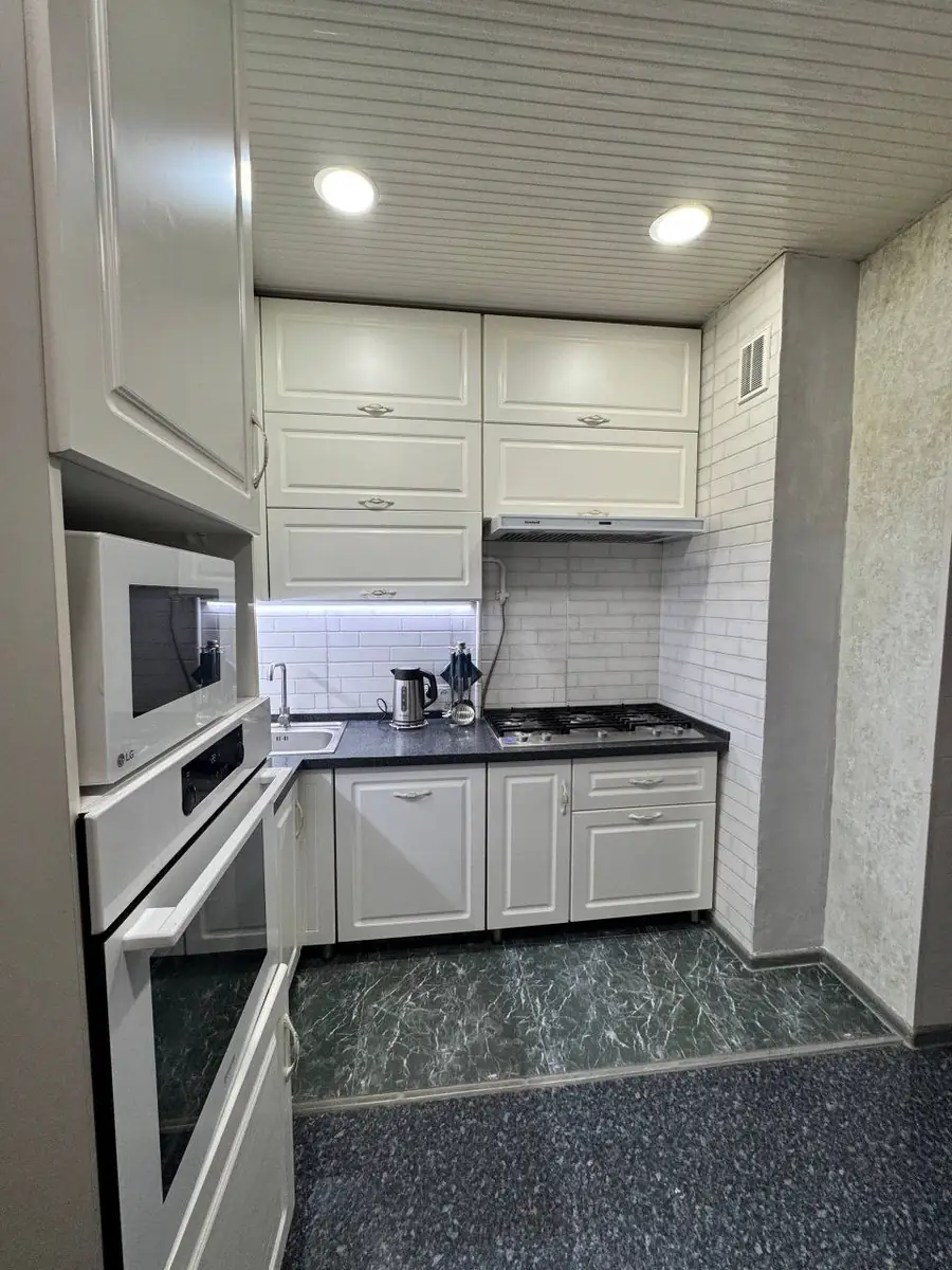 4 xonali kvartira sotiladi − 90 m²