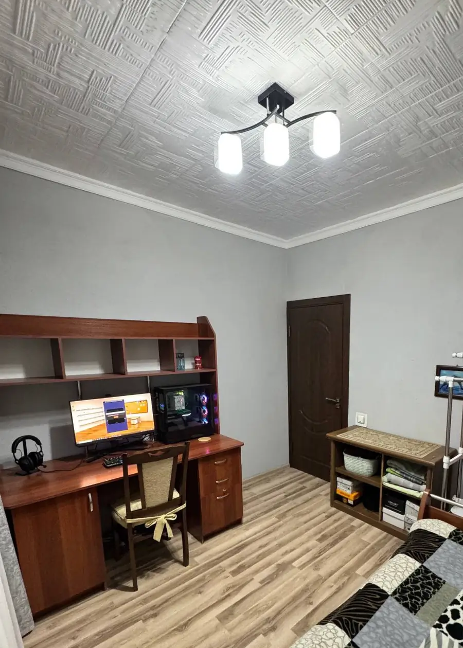 4 xonali kvartira sotiladi − 90 m²