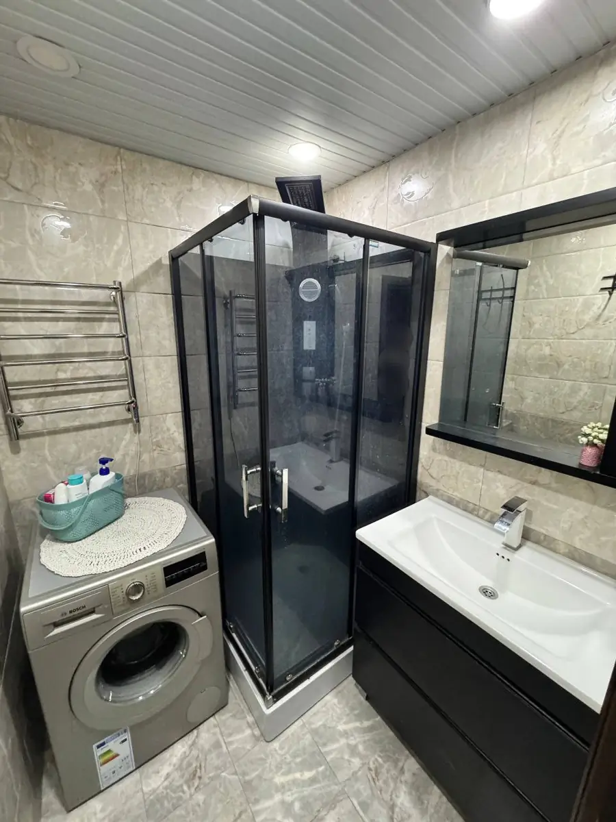 4 xonali kvartira sotiladi − 90 m²