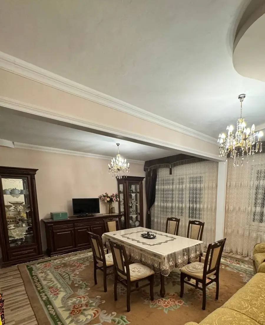 4 xonali kvartira sotiladi − 90 m²