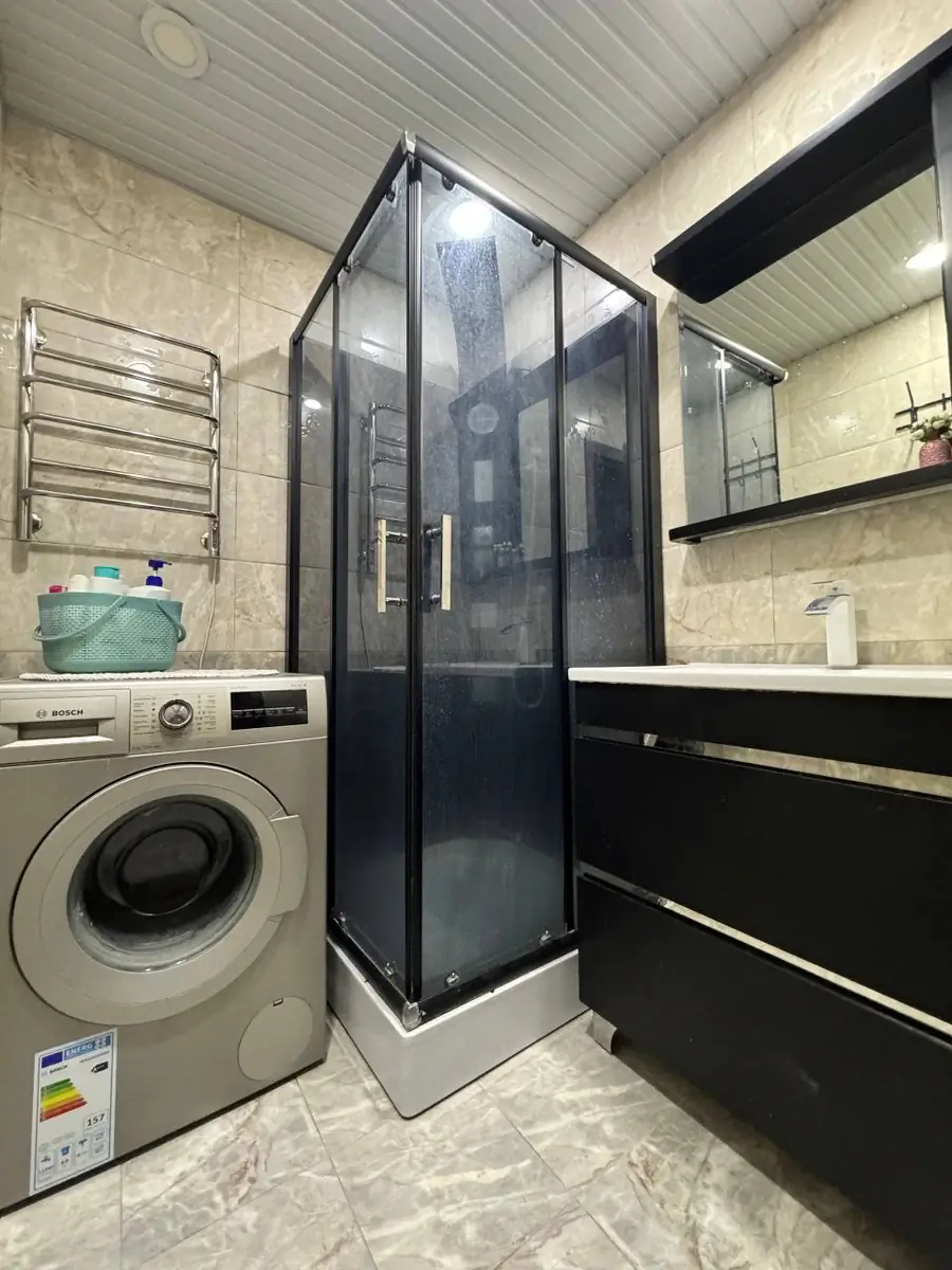 4 xonali kvartira sotiladi − 90 m²