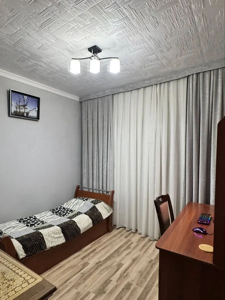 4 xonali kvartira sotiladi − 90 m²