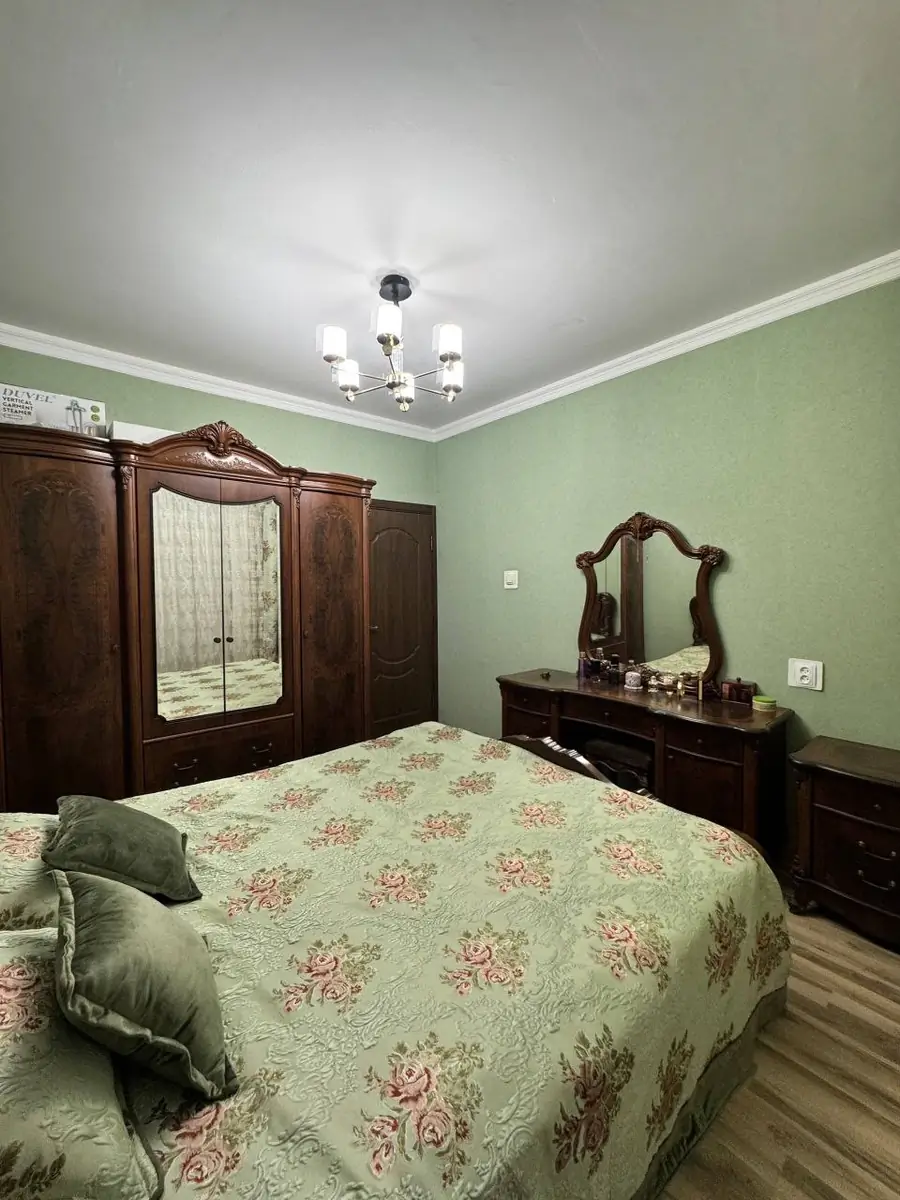 4 xonali kvartira sotiladi − 90 m²