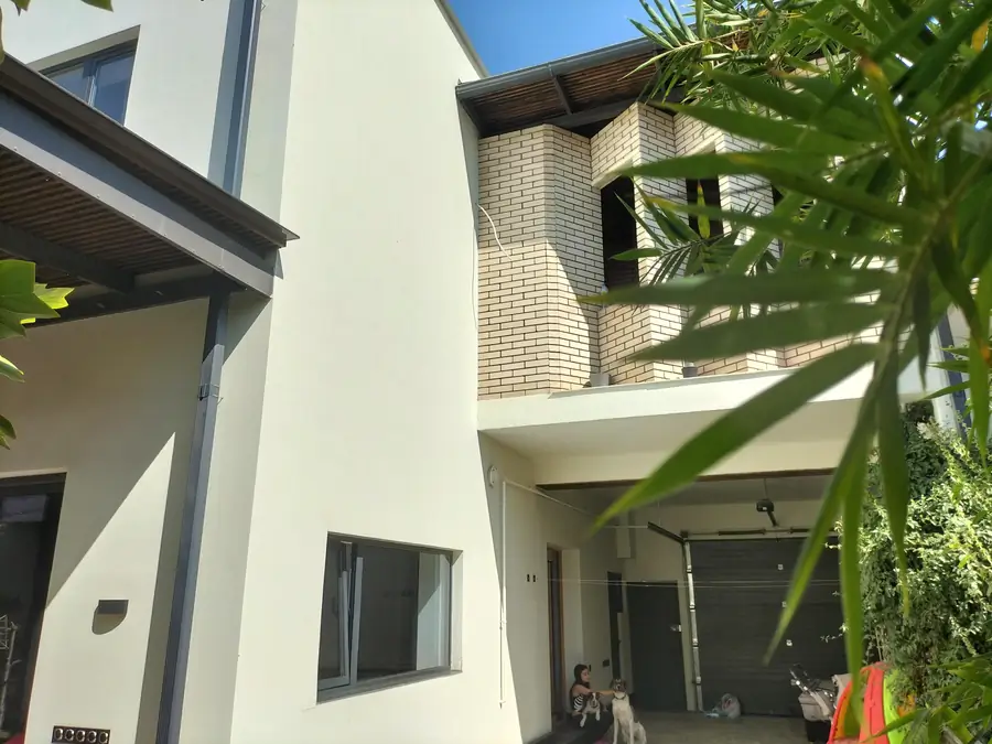 2 qavatli uy − 200 m², 4 sot.