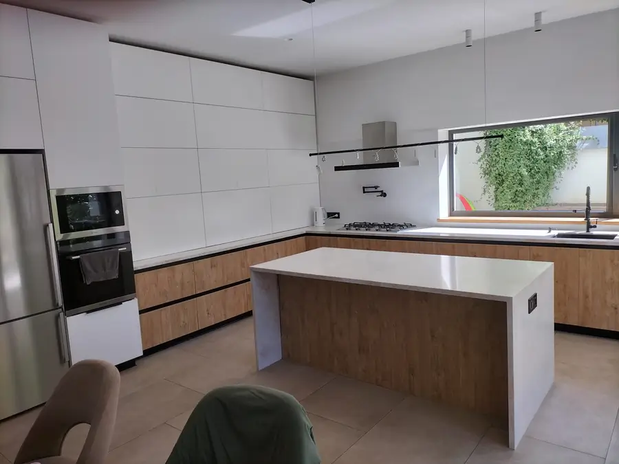 2 qavatli uy sotiladi − 200 m²