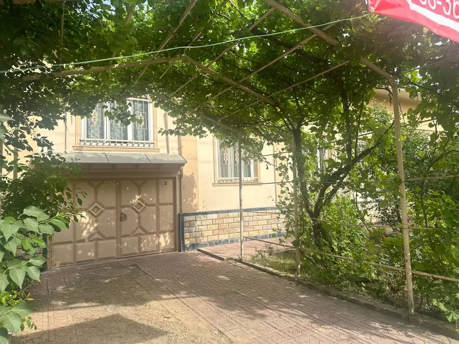 1 qavatli uy − 300 m², 600 sot. 