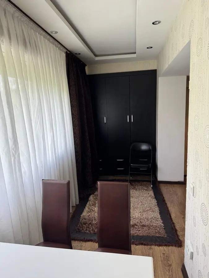 Сдается 2-комнатная квартира − 56 м²