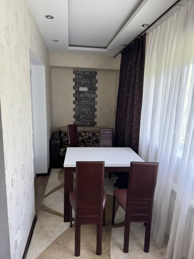 Сдается 2-комнатная квартира − 56 м²