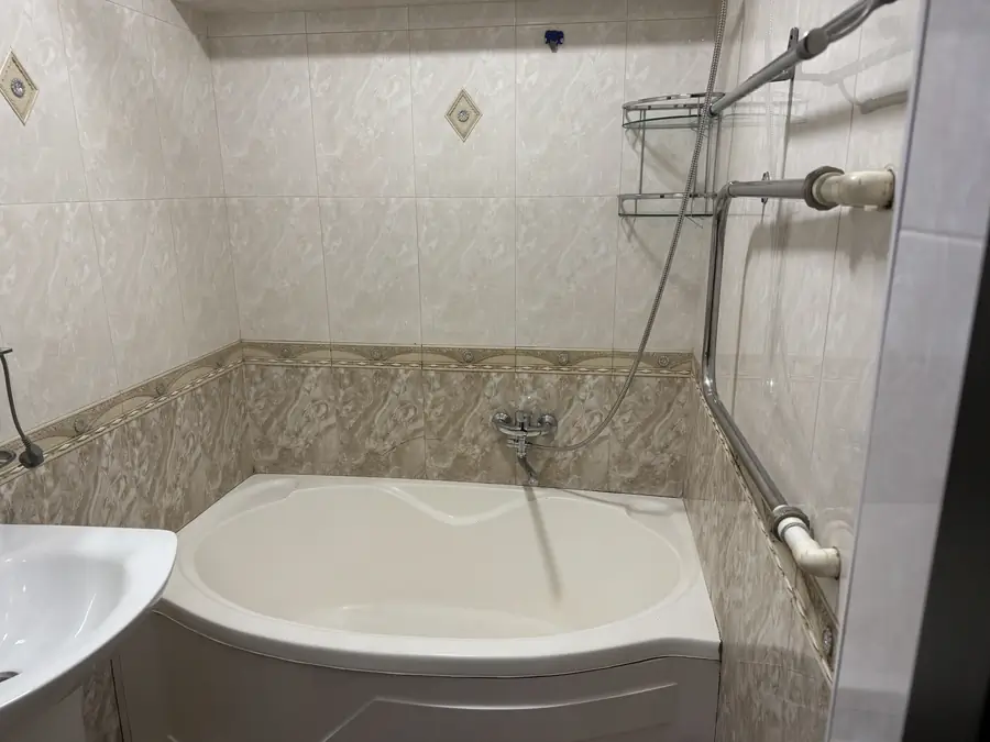 Сдается 2-комнатная квартира − 56 м²