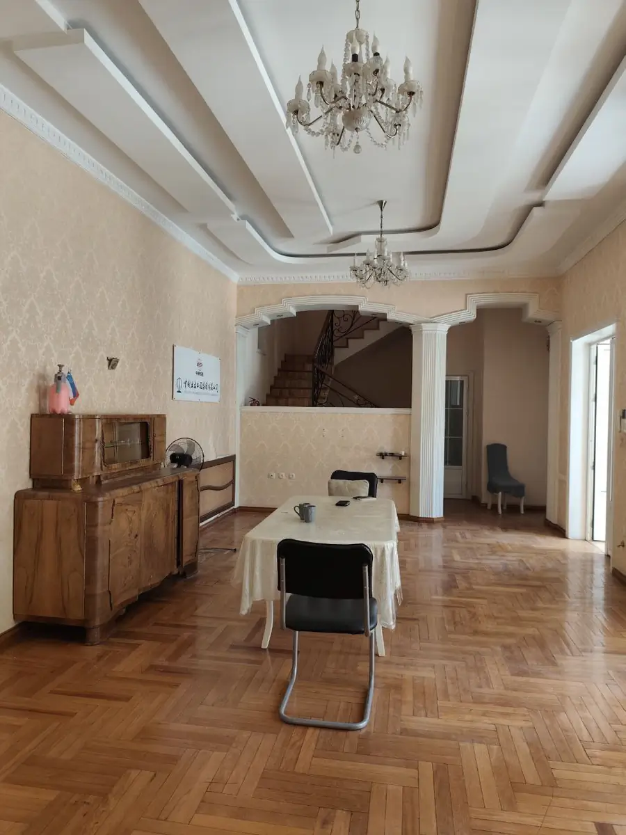 Ijaraga 2 qavatli uy − 439 m²