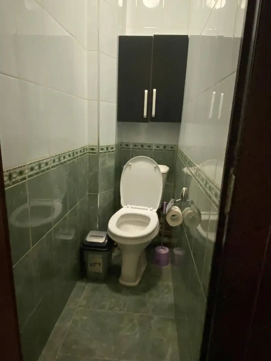 Более 5 xonali kvartira sotiladi − 100 m²