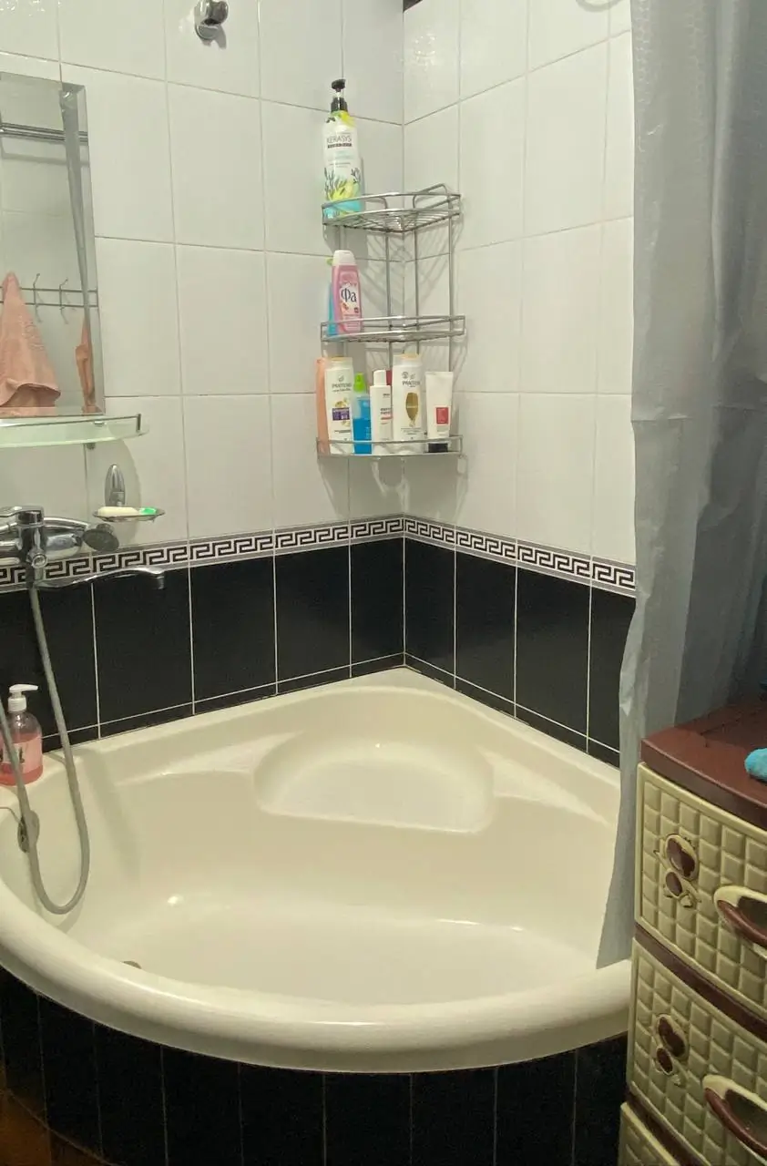 Более 5 xonali kvartira sotiladi − 100 m²