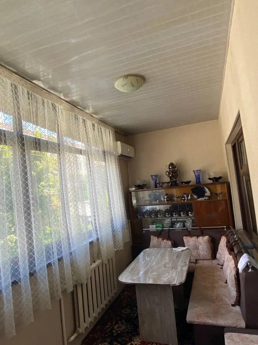 Более 5 xonali kvartira sotiladi − 100 m²