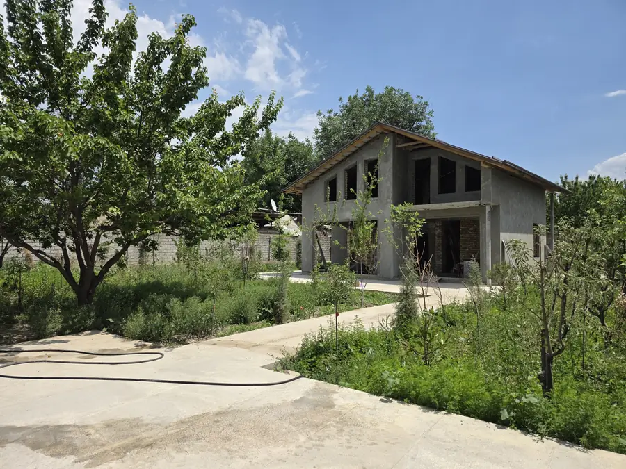 2 qavatli uy − 220 m², 10 sot.