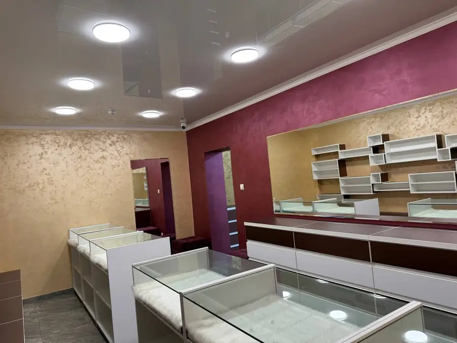 Savdo-sotiq maydoni sotiladi − 140 m²