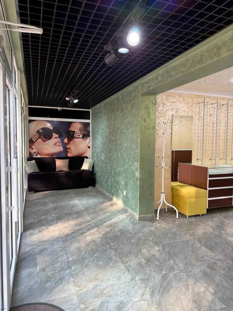 Savdo-sotiq maydoni − 140 m², 1/9 qavat