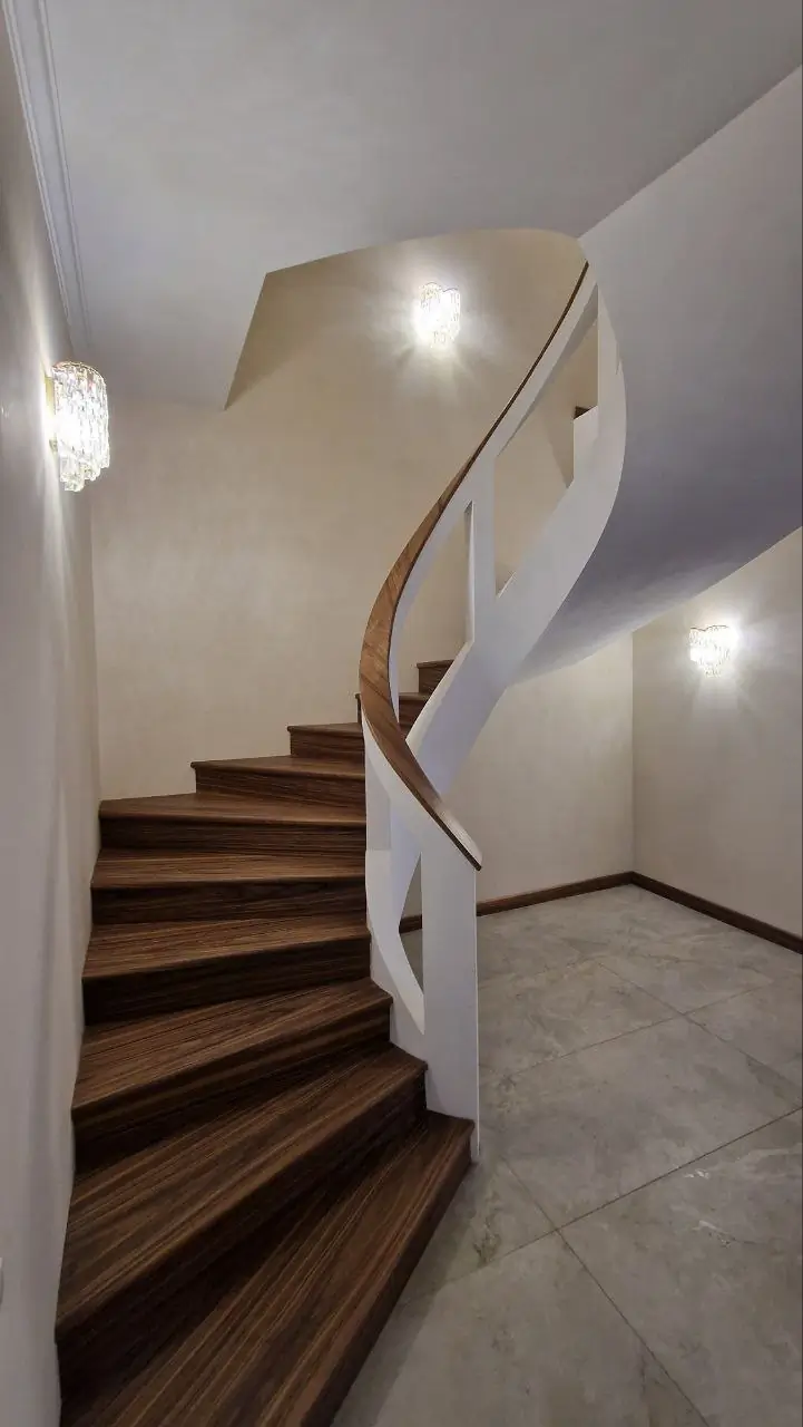 5 dan ortiq xonali kvartira − 200 m², 9/10 qavat