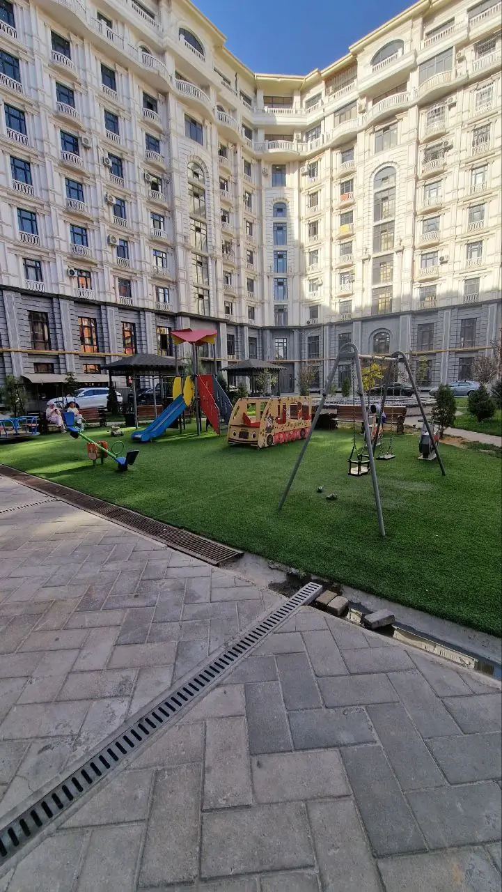 Более 5 xonali kvartira sotiladi − 200 m²