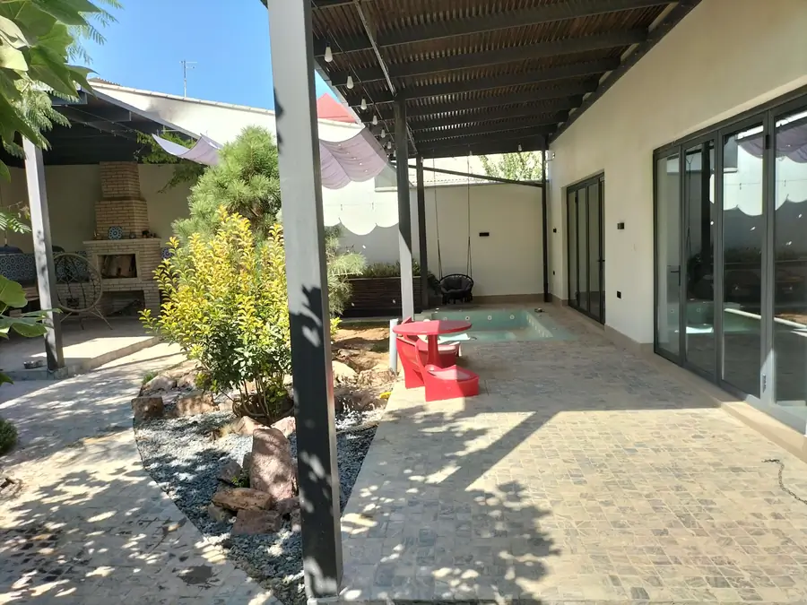 2 qavatli uy − 200 m², 4 sot.