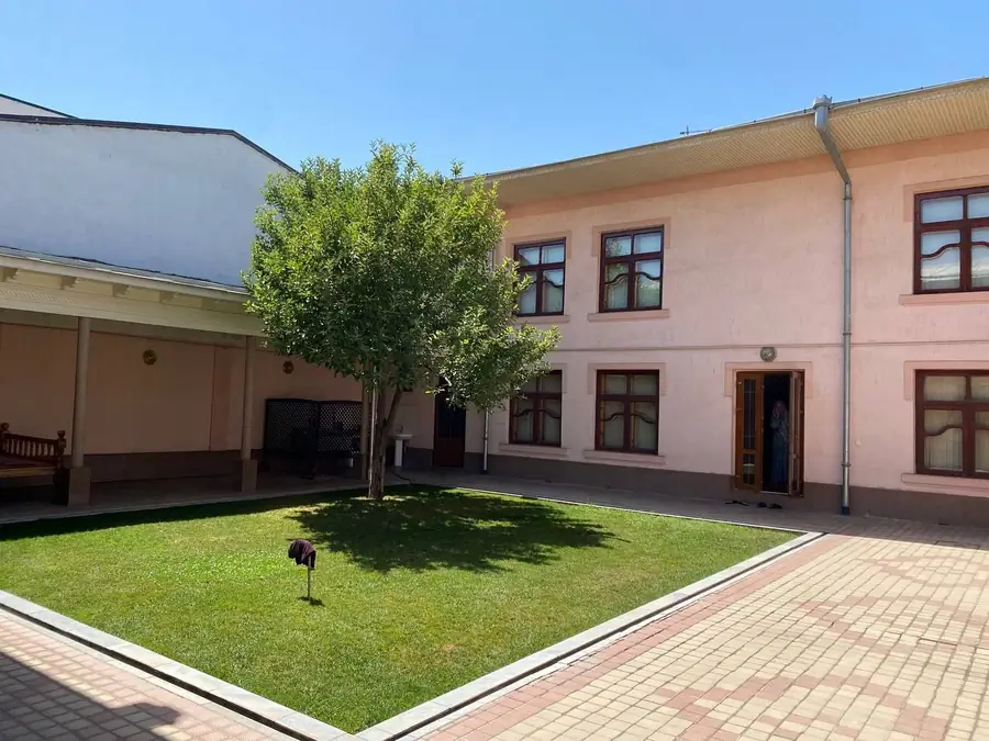 2 qavatli uy − 440 m², 4.4 sot. 