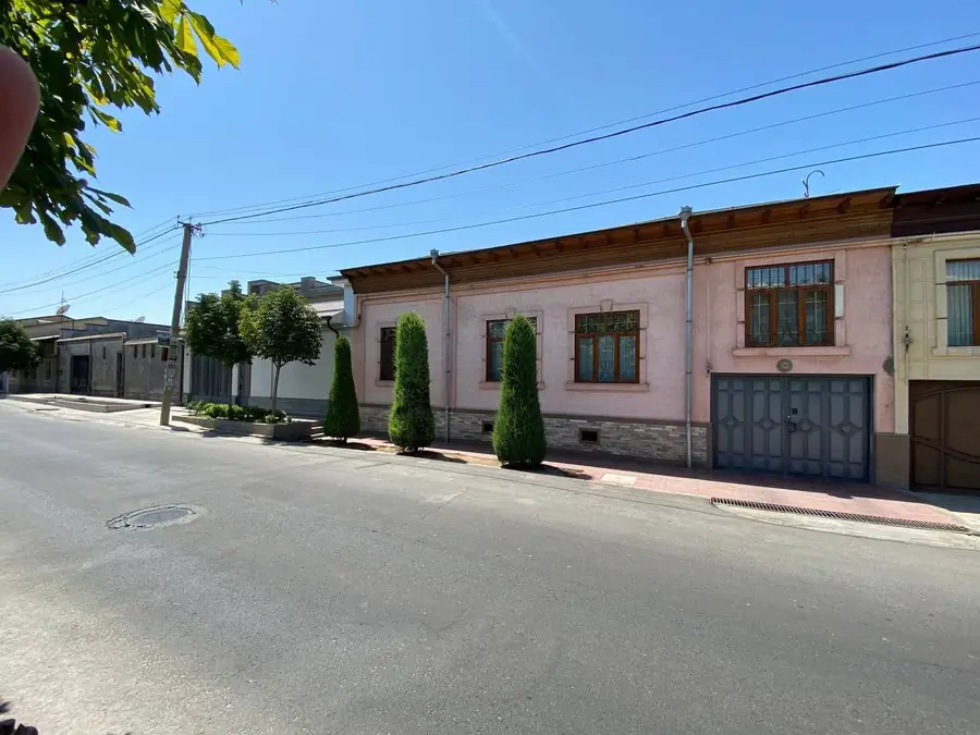 2 qavatli uy sotiladi − 440 m²